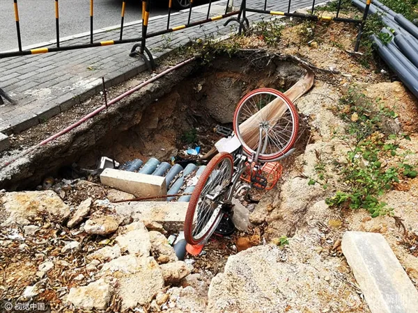 深圳共享单车遭石头“活埋”