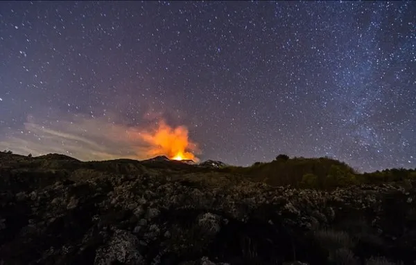 [图]意大利埃特纳火山喷发 烟柱直冲天空