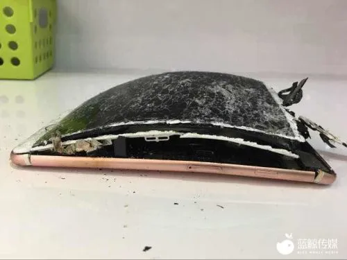 曝iPhone 7P再爆炸，黑烟冒出手机炸裂