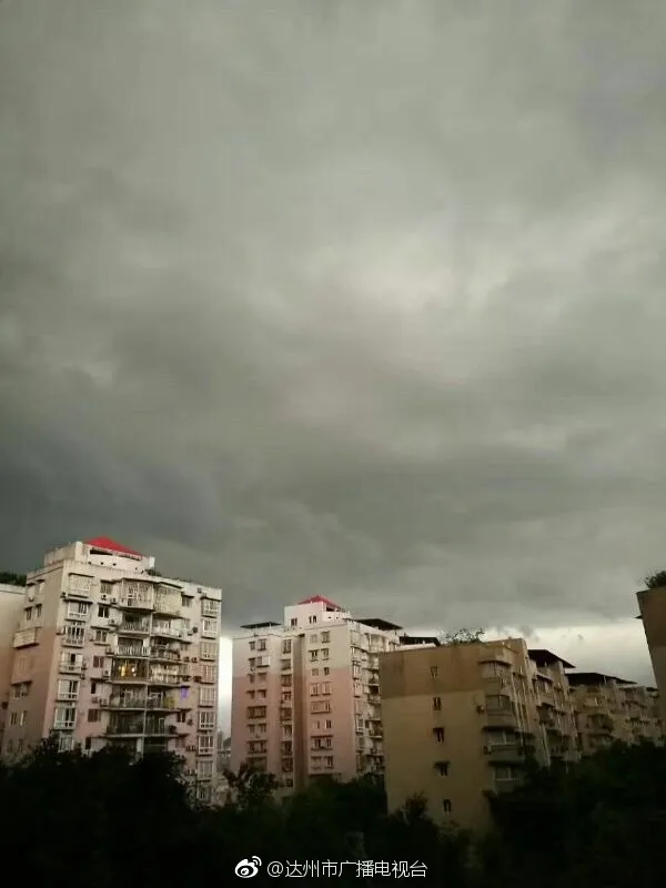 黑云压城城欲摧：四川雨前瞬间白昼变黑夜