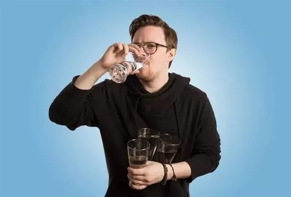 男子挑战每天喝4L水：第10天身体出现梦幻变化