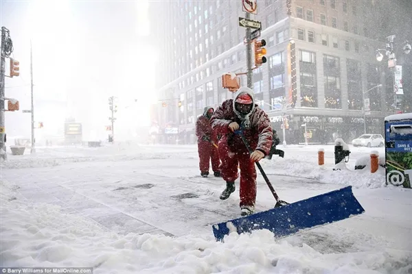 暴风雪袭击美国：积雪过腰 车被“埋”了