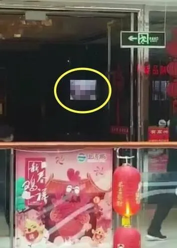 饭店内乐视电视投屏播放不雅视频：吓坏年轻妈妈