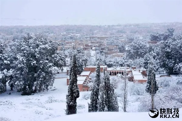 美呆了！撒哈拉沙漠罕见暴雪：部分地区积雪深1米