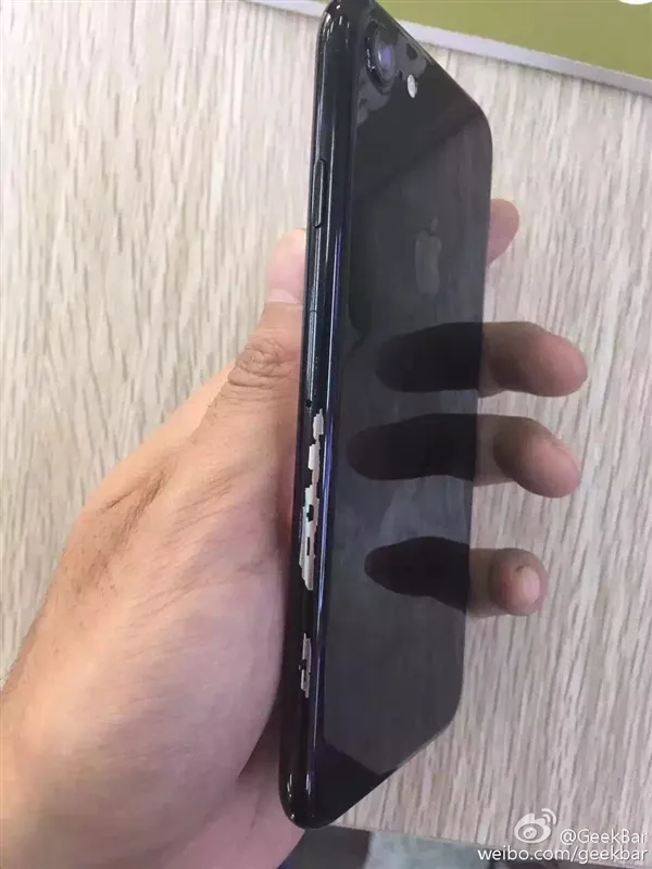 无语凝噎：亮黑色iPhone 7掉漆后...