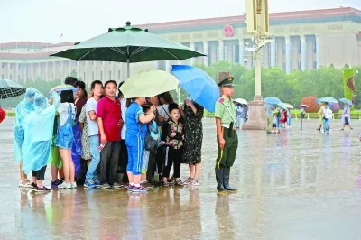 天安门广场动人一幕 武警哨兵给游客让伞刷爆朋友圈