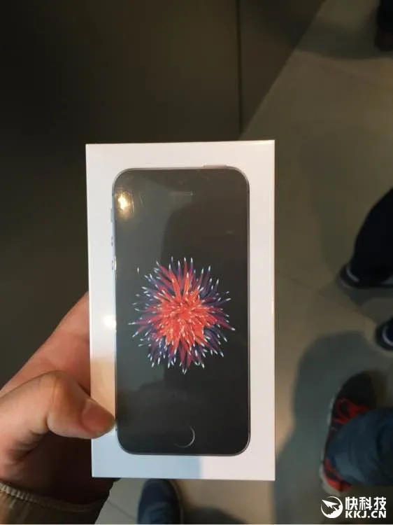 iPhone SE入手大悲剧：网友纷纷吐槽黄屏