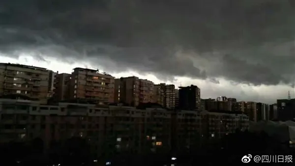 黑云压城城欲摧：四川雨前瞬间白昼变黑夜