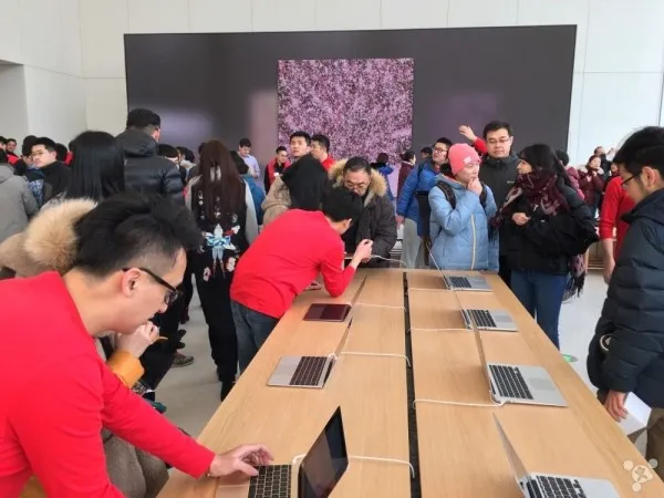 青岛万象城Apple Store今开业：寒风刺骨难阻热情果粉