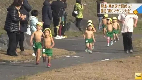 日本儿童严寒下裸体跑马拉松引热议：看呆中国网友