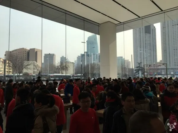 青岛万象城Apple Store今开业：寒风刺骨难阻热情果粉