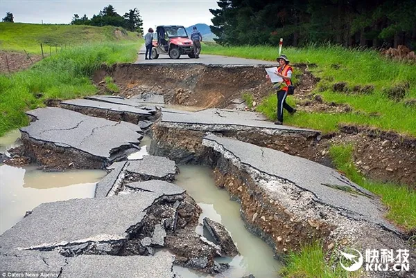 新西兰7.8级地震后奇观：震出4.5米“长城”