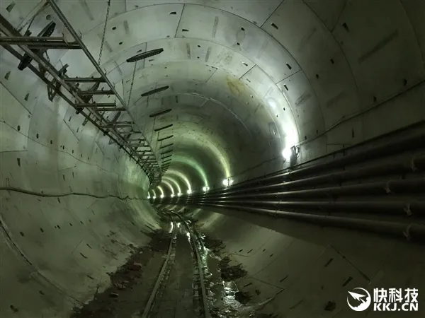 速度超飞机！马斯克开挖超级高铁隧道：直径8米