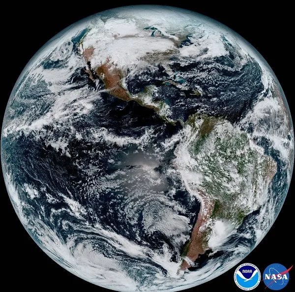 NASA 新气象卫星 GOES-16 拍下了细节靓丽的地球大气照片
