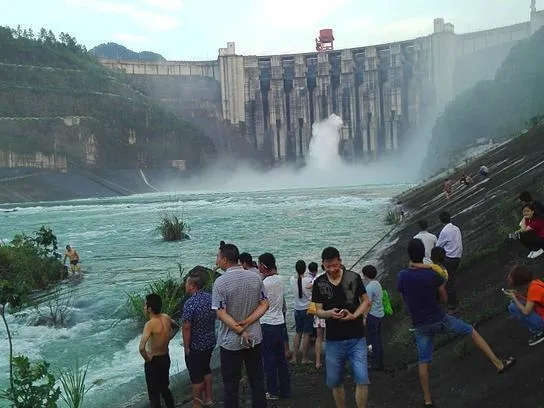 惨烈：湖北大坝泄洪 激流冲掉大鱼脑袋