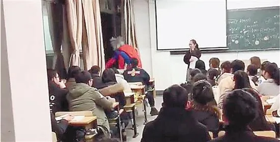 “杀马特”主播大闹大学课堂 无底线胡闹遭拘留罚款