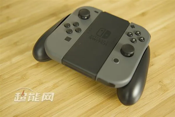 地表最强掌机？任天堂Switch开箱 黑边感人