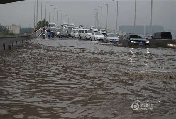 郑州暴雨下瘫城市：高架桥瞬间变游泳池