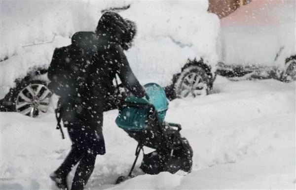 冰岛遇80年来最强降雪 24小时积雪51厘米