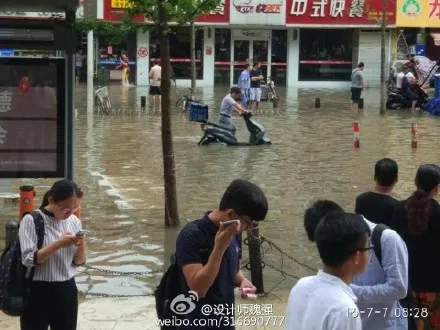 武汉后：南京一夜暴雨 大水围城地铁站灌水