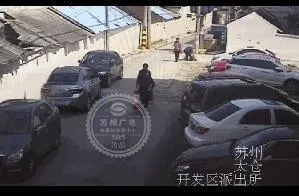 女司机倒车6分钟 刮蹭碰撞邻车20余次后跑路