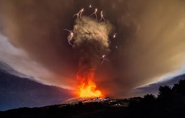 [图]意大利埃特纳火山喷发 烟柱直冲天空