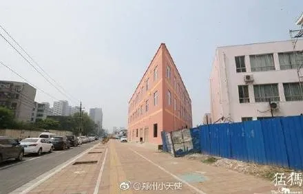 郑州现奇葩建筑：最薄处仅20余厘米 远看如纸片