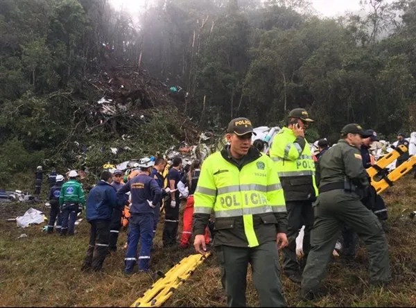 载巴西球员客机坠毁76死：惨烈现场曝光