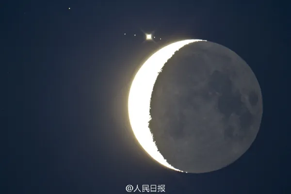 别错过！明晚8点夜空上演“木星合月”