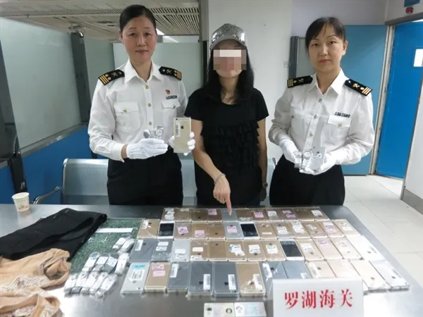 深圳截获史上最强走私女：浑身捆绑102部iPhone