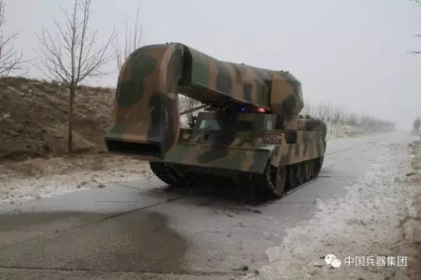 [图]雪后街头出现扫雪神器：“坦克加飞机发动机”