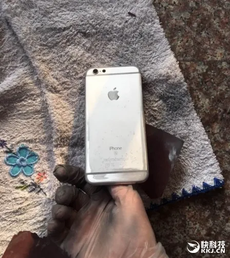 iPhone 6S后壳氧化变蕾丝：这解决方案苹果服了