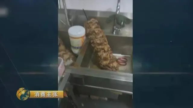 曝网餐平台黑作坊现状:洗碗池涮拖把 垃圾堆穿串