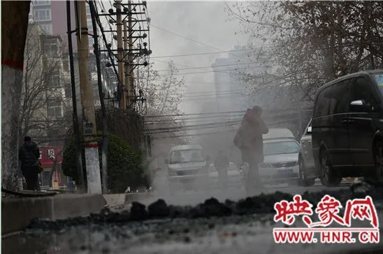 恐怖！万伏高压线掉落 路面烧出乌黑大坑