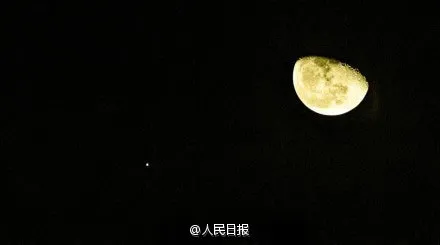 别错过！明晚8点夜空上演“木星合月”