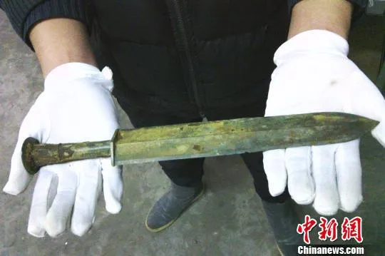 河南出土2000年前大宝剑 出鞘视频获网友赞：被寒光闪到了