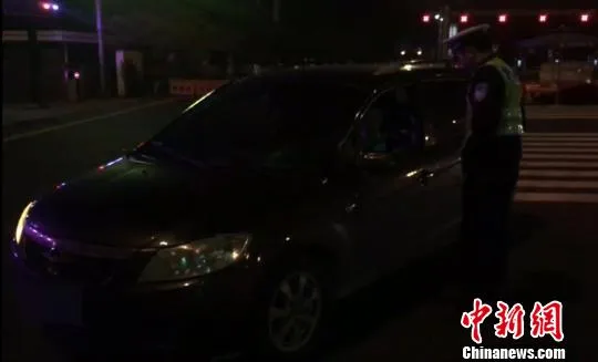 网约车司机开“病车”营运 深夜载客摸黑上高速被查