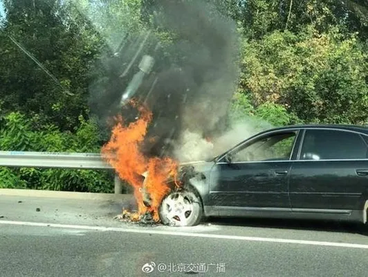 京承高速车辆自燃 厉害了 竟然可以这样灭火