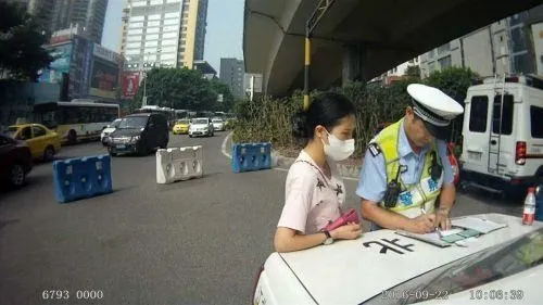 胆太肥：女司机边开车边喂奶惊呆群众