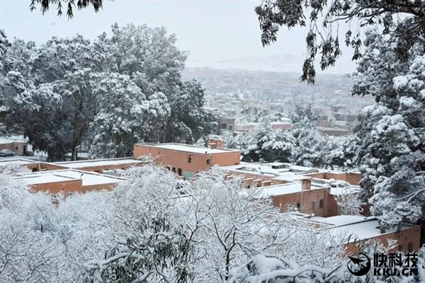 美呆了！撒哈拉沙漠罕见暴雪：部分地区积雪深1米