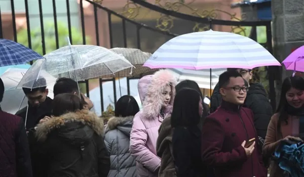 艺考寒风冷雨：考生光腿上阵美丽冻人