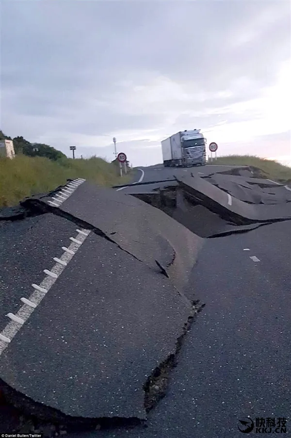 新西兰7.8级巨震现场：道路撕裂、一片狼藉