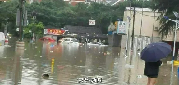 武汉后：南京一夜暴雨 大水围城地铁站灌水