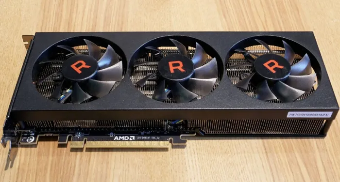 非公版RX Vega 56现身：超长三风扇散热、8+6Pin外接供电