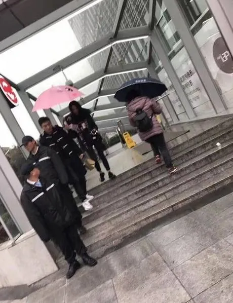 王思聪雨中漫步美女网红忙撑伞：这画面网友抓狂