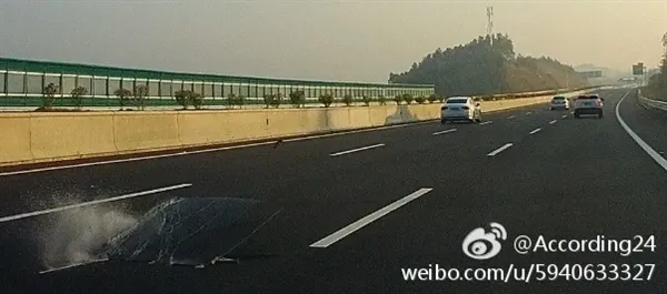 恐怖！路虎极光跑高速掀飞车顶 乘客懵了