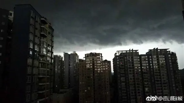 黑云压城城欲摧：四川雨前瞬间白昼变黑夜