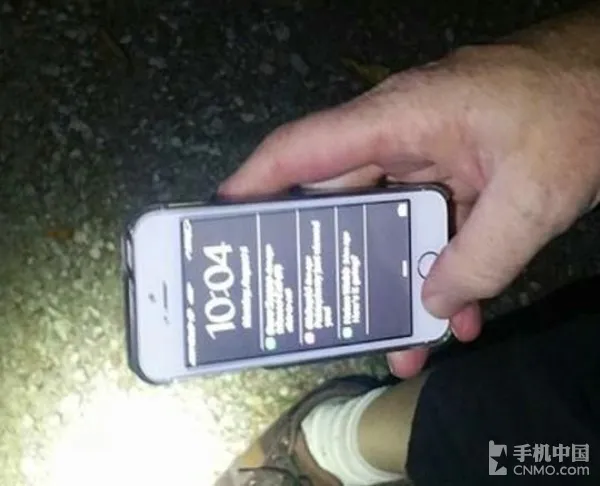 iPhone 5s上演极限挑战 跌落飞机还能用