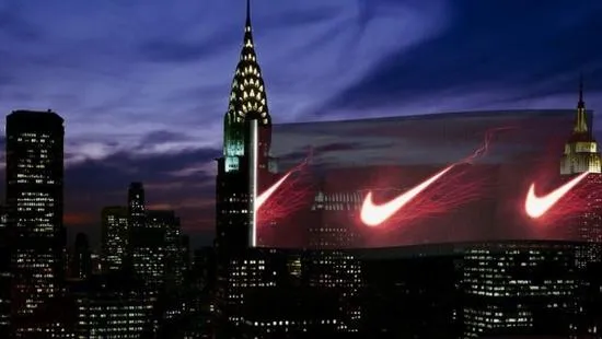 科幻成现实：高达200米巨幅数字广告悬在空中