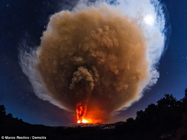 蔚为壮观！意大利埃特纳火山喷发：烟柱夹杂闪电